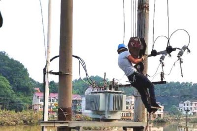 釀溪供電所更換受損變壓器，確保居民第一時(shí)間安全用電