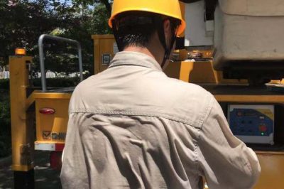 婁底供電公司對城北I線23號桿進行帶電更換隔離開關