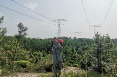 湖北送變電工程公司巡檢塔桿確保線路安全穩(wěn)定運行