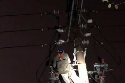 武漢供電公司及時搶修雷擊引起的洪珈線9#桿斷線