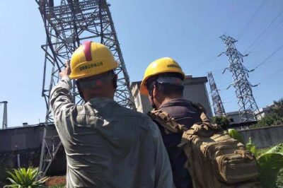 黃石供電公司檢修110千伏寶西線46號(hào)塔三相導(dǎo)線金具