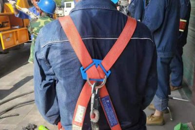 漢中供電公司在10千伏農(nóng)鋪線、鋪鎮(zhèn)線進(jìn)行分網(wǎng)、遷移配變