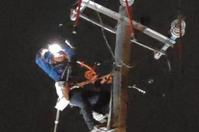 興平市供電公司在10kv郭店線進(jìn)行新架配變搭頭，高效完成新架配變搭頭工作