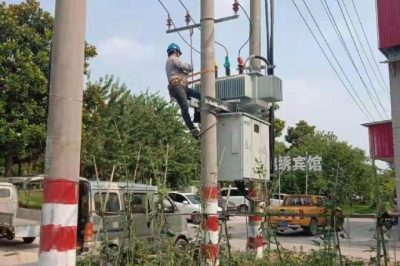 淮安淮陰營北供電所組織人員進行變壓器調(diào)檔工作，確保用戶在炎炎夏日當(dāng)中用上放心電、舒心電