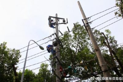 10千伏溪西線清安8號變處開展配網(wǎng)改造施工