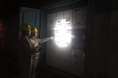 高負(fù)荷線路進(jìn)行紅外測溫和局放檢測，檢查溝渠邊桿塔基礎(chǔ)，巡查配電房運(yùn)行狀態(tài)