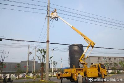 10千伏線路帶電作業(yè)，保障太平紙業(yè)公司夏季可靠供電