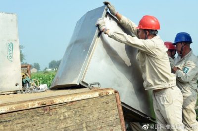 盱眙縣供電公司拆除原配電箱，更換安裝新式智能配電箱