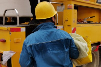 國網(wǎng)萊陽市供電公司帶電作業(yè)實(shí)施帶電斷接引線，保障客戶夏季可靠用電