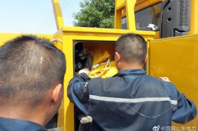 10千伏長(zhǎng)青線三合支線15號(hào)桿絕緣子螺帽掉落傾斜隱患進(jìn)行帶電消缺