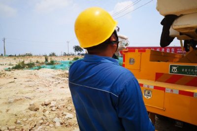 桑拿天帶電作業(yè)，消除安全隱患，持續(xù)供電保安全