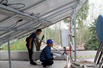 電力小哥們定期對(duì)光伏用戶上門走訪，保障光伏發(fā)電設(shè)備使用安全