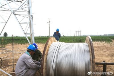 夏津縣供電公司冒高溫爬鐵塔架導線，為民供電
