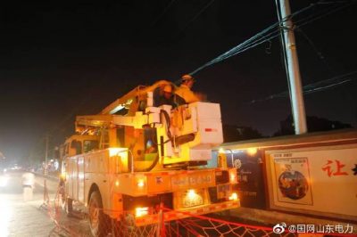 10千伏王石線開展檢修作業(yè)，新上400千伏安箱變一臺