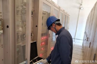 持續(xù)高溫雷雨天，傾盆暴雨嘩嘩下，供電職工檢修忙