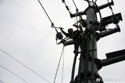 高溫下架設(shè)線路，確?？蛻艏皶r用電
