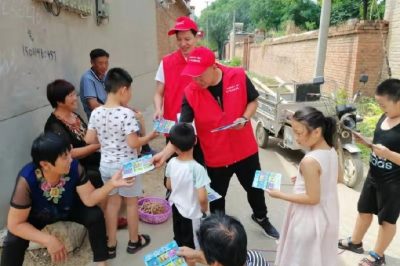 深入轄區(qū)村莊，向留守老人、兒童講解暑期安全用電常識，增強(qiáng)他們的安全用電意識