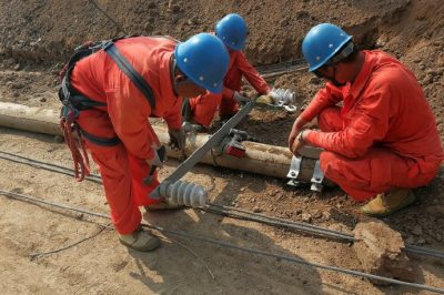 10千伏線路進(jìn)行更換電桿，強(qiáng)化電網(wǎng)承載能力