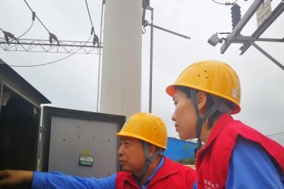 巡視110千伏行唐變電站內(nèi)設(shè)備記錄設(shè)備運行數(shù)據(jù)