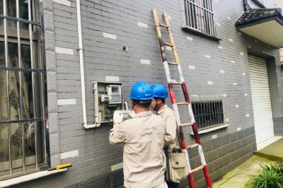 尚湖供電所對冶塘和平18號、華都2號配變等臺區(qū)開關(guān)箱、接戶線、用戶表箱進行巡檢