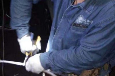 西安供電公司增援搶修因過負(fù)荷桿上出線燒斷，及時恢復(fù)供電