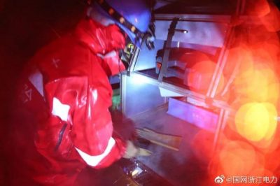 國(guó)網(wǎng)泰順縣供電公司冒著大雨進(jìn)行故障處理