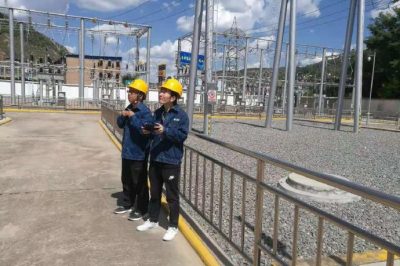 延安供電公司在110千伏安塞變、吳起變開展利用無(wú)人機(jī)排查線夾隱患
