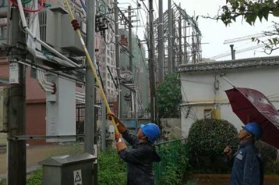 南方電網廣東梅州興寧局 五華局的供電人員到第一現場搶修復電