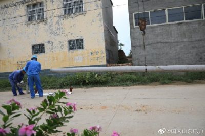 梁山縣供電公司新立電桿6基、新建低壓架空絕緣線0.31千米、新增一臺(tái)400千伏安變壓器