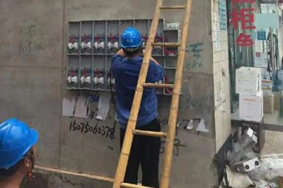 磁縣供電公司農(nóng)村更換電表箱、整理不規(guī)范線路