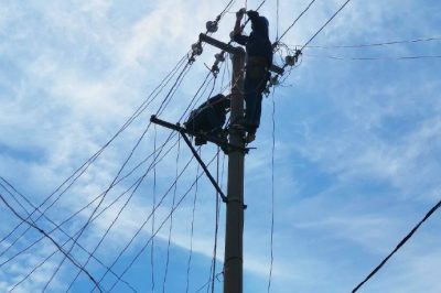 配變末端進行耐張搭接和直線開耐張，完成線路切割