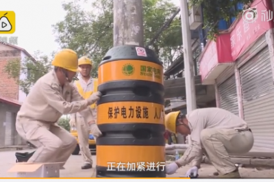 低頭族福音！電桿穿上“防撞衣”  夜晚還能反光