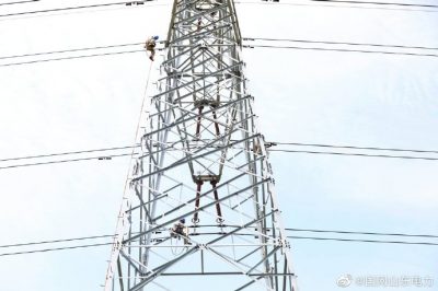 威海供電公司對(duì)鐵塔破股導(dǎo)線進(jìn)行修復(fù)