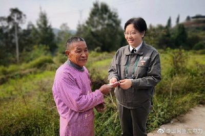 銅梁供電公司在維新鎮(zhèn)沿河村開(kāi)展扶貧活動(dòng)