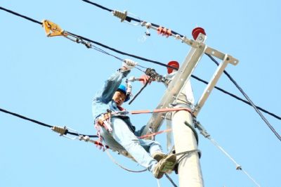 馬集鄉(xiāng)何李村改造升級 老舊裸導線更換