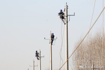 鄒平市供電公司對(duì)實(shí)戶農(nóng)支線開(kāi)展改造工作