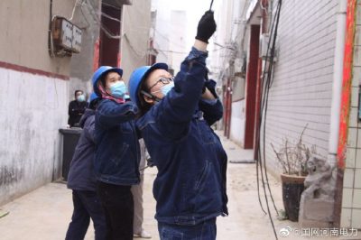 城區(qū)老舊小區(qū)低壓線路改造施工現(xiàn)場