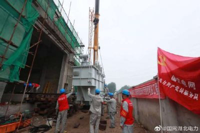爭(zhēng)分奪秒地開展主變壓器的落位安裝工作