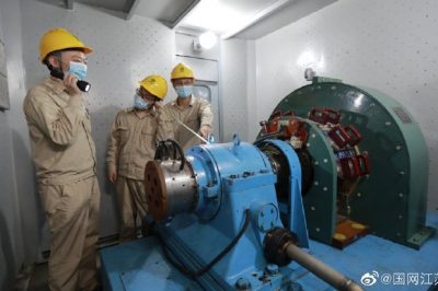 華東首臺空冷調相機并網