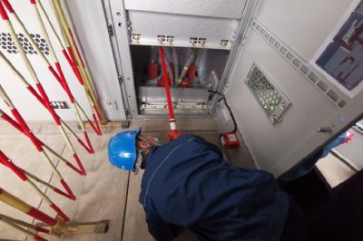 110千伏官莊變電站進行檢修工作