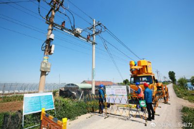 10千伏線(xiàn)路電桿帶電加裝絕緣包封