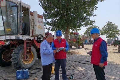 提前對小麥收割機手進行用電安全教育宣傳