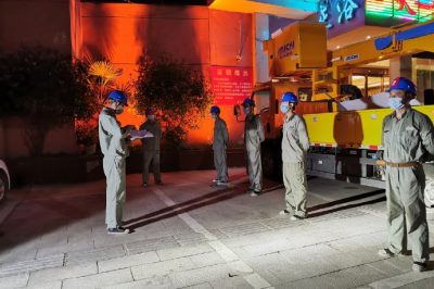 帶電作業(yè)小伙，在夜間濕透衣襟