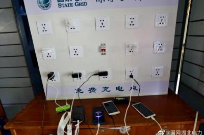 暴雨致停電，定制充電板為愛(ài)續(xù)航