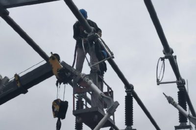 冒雨制作安裝調試110千伏閘刀靜觸頭
