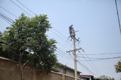 在10千伏575新農(nóng)線104號(hào)桿進(jìn)行安裝隔離開(kāi)關(guān)等工作