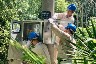 登桿作業(yè)人員在烈日下攀登10kV潘貴線潘貴莊配變電桿作業(yè)