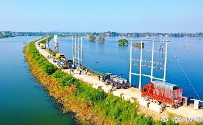 在廬江縣同大鎮(zhèn)白石天河古圩段圩堤上進(jìn)行立桿、架線、安裝配變設(shè)備