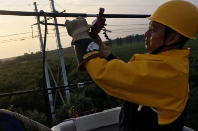 在10千伏鋼廠線050路99號(hào)桿帶電接分支引線