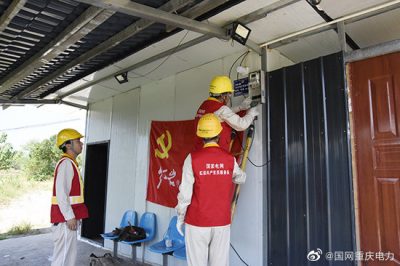 國網(wǎng)重慶銅梁供電公司為魚塘架設(shè)3根10米電桿